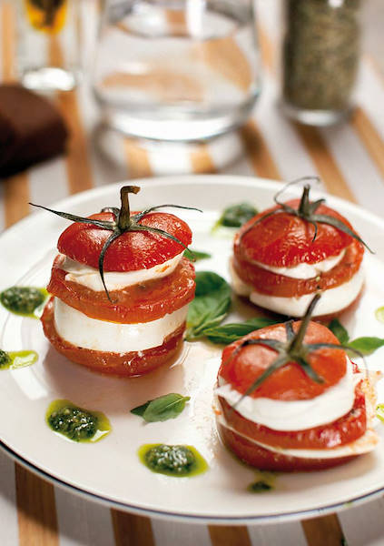 Torretta di mozzarella di bufala, pomodoro e salsa al basilico